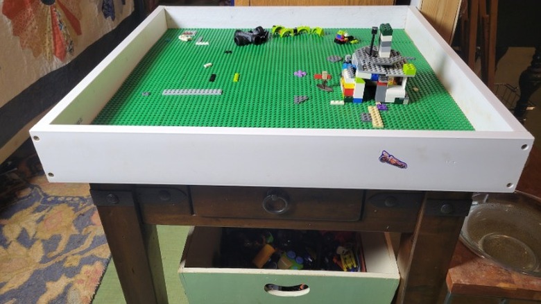 Bàn Lego có ngăn kéo kín và thùng đựng đồ bên dưới